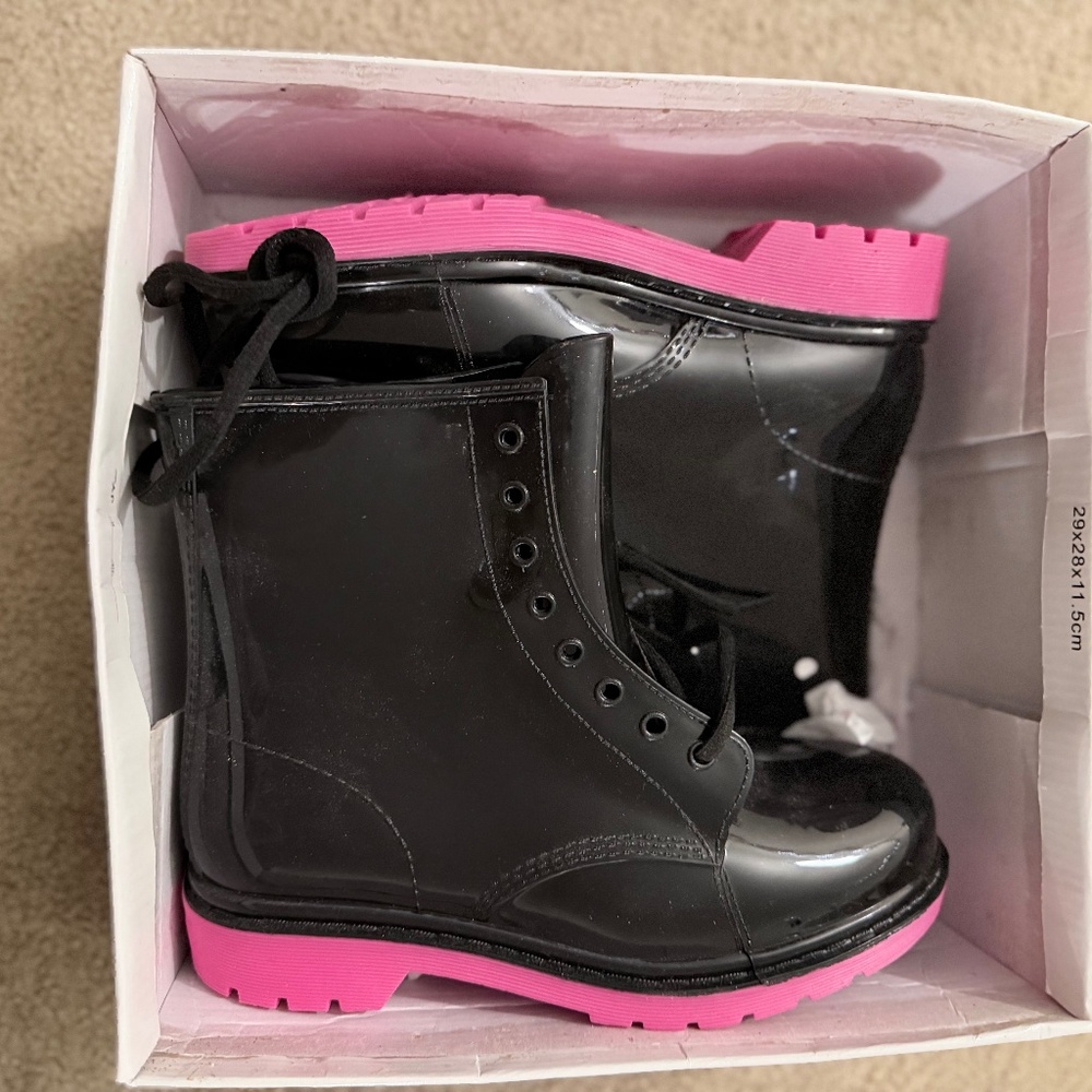 Sz 8 Cape Robbin Black & fuchsia boots